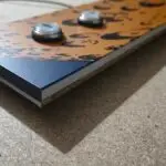 Detalle del vinilo aplicado al panel de mandos frontal.