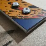 Detalle del vinilo aplicado al panel de mandos frontal.