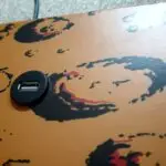 Detalle del vinilo aplicado al panel de mandos frontal y del puerto USB frontal.