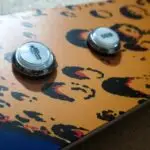 Detalle del vinilo aplicado al panel de mandos frontal.